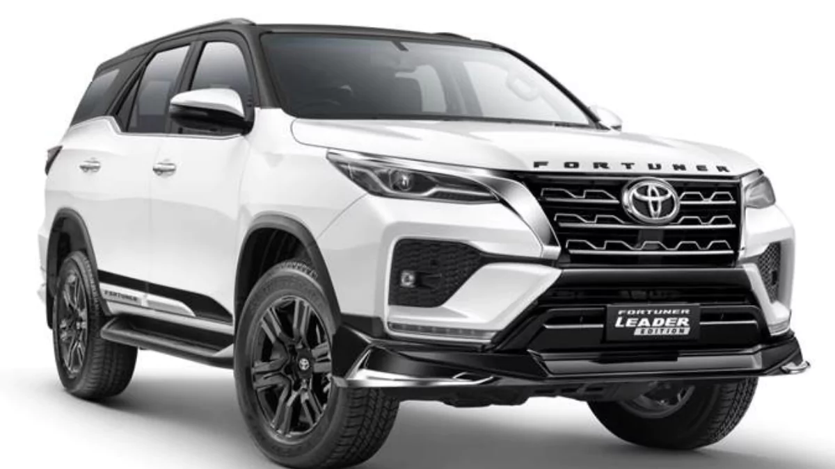 Toyota Fortuner Leader (White)