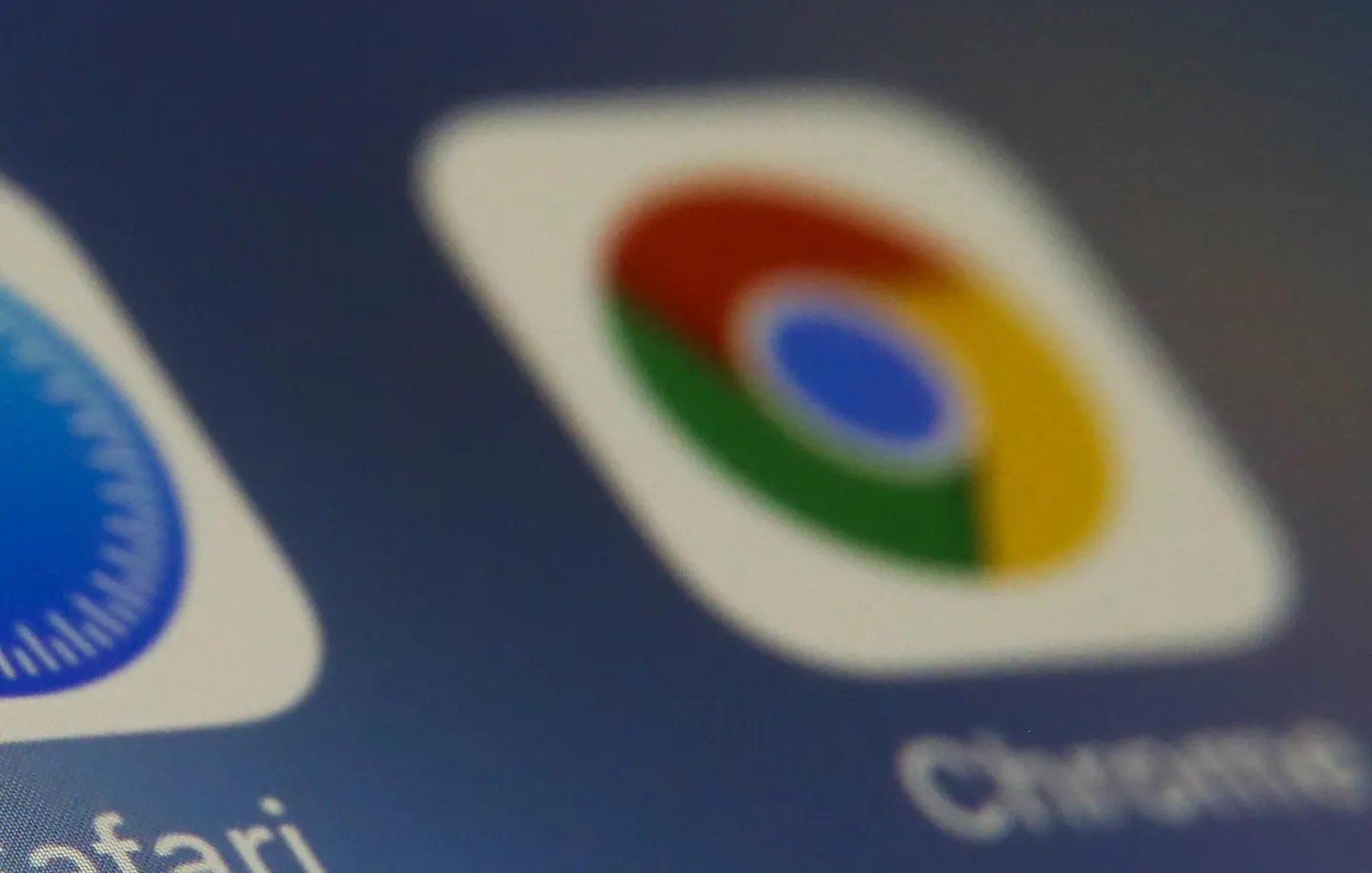 Apple Warns iPhone Users to Stop Using Google Chrome